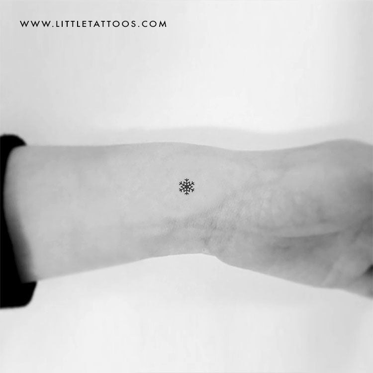 Nevica destrutturati'; Destructured snowflake tattoo